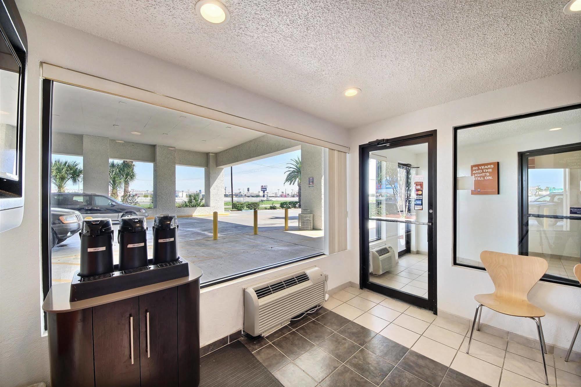 Motel 6-Laredo, Tx - North I-35 エクステリア 写真